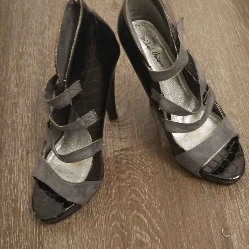 Patent/Suede straps booties